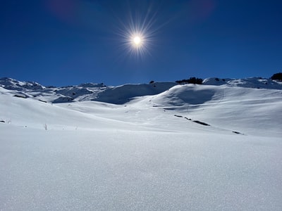 冰雪覆盖下的山蓝天白天
